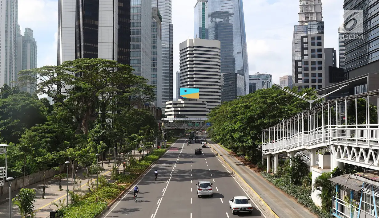 Suasana Jalan Jenderal Sudirman, Jakarta, Selasa (5/2). Libur Tahun Baru Imlek 2019 menyebabkan ruas jalan protokol di Ibukota bebas dari kemacetan dibandingkan hari biasa yang dipadati kendaraan bermotor. (Liputan6.com/Immanuel Antonius)