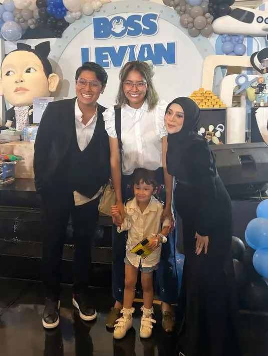 Bunga Jelitha hadir mengenakan atasan sleeveless ruffle dipadukan celana denim bercorak pita. Ia memadukannya dengan sepatu pantofel hijau. [@bungajelitha66]