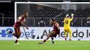 Kiper Kanada, Maxime Crepeau (kanan) gagal mengantisipasi tendangan jarak jauh pemain Venezuela, Jose Rondon (kiri) pada laga perempat final Copa Ameirca 2024 di  AT&T Stadium, Arlington, Texas, Sabtu (06/07/2024) WIB. (AFP/Charly Triballeau)