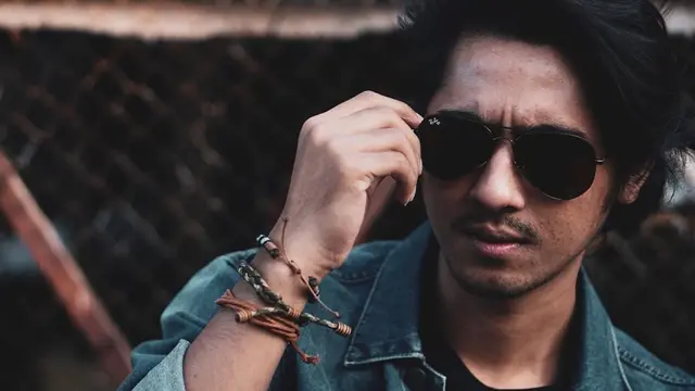 FOTO: 6 Gaya Arya Saloka Berkacamata Hitam, Ganteng Maksimal