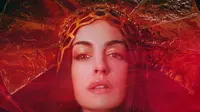 Anne Hathaway Jadi Pop Diva Dalam Film Mother Mary, Trailernya Jadi Omongan