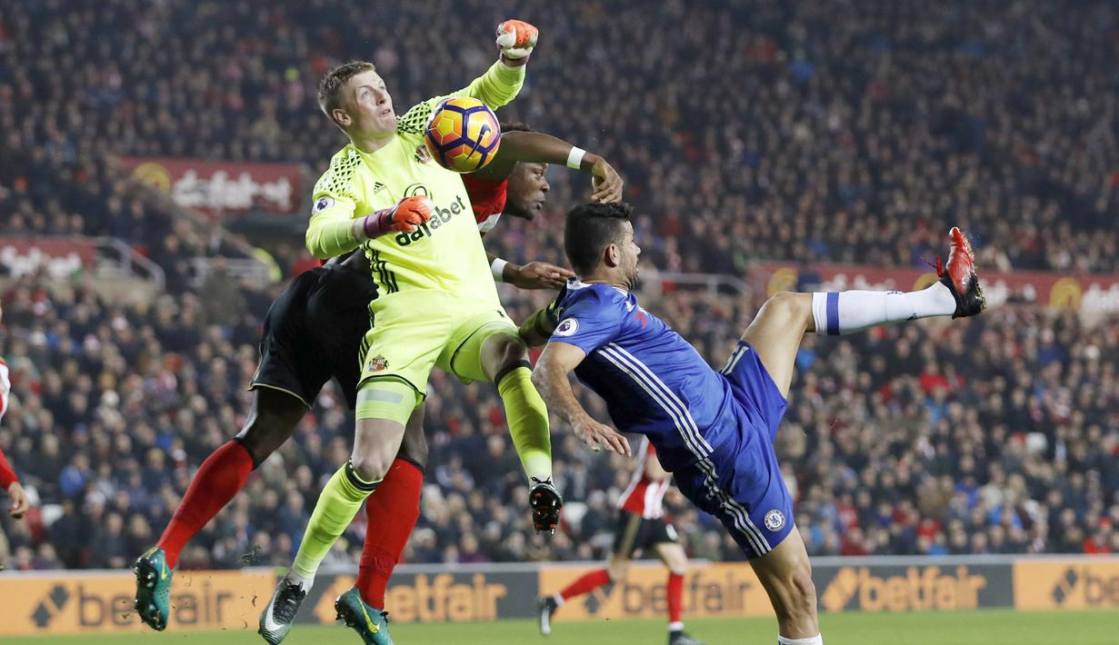 Kiper Sunderland,  Jordan Pickford iberada pada urutan kedua penjaga gawang dengan penyelamatan terbanyak yaitu 67 kali mengamankan gawangnya dari serangan lawan pada laga Premier League. (Action Images via Reuters/Lee Smith)