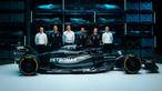 Pebalap Mercedes-AMG Petronas George Russell (kedua kiri), Team principal Toto Wolff (ketiga kiri), Lewis Hamilton (ketiga kanan), dan pebalap ketiga Mick Schumacher (kedua kanan) berpose bersama mobil baru Mercedes-AMG F1 W14 pada acara peluncuran yang berlangsung di Silverstone, Inggris, Rabu (15/02/2023). Mobil tim yang berjuluk The Silver Arrow kembali mengusung warna hitam klasik. (AFP/Mercedes)