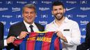 Sergio Aguero (kanan) berpose dengan presiden FC Barcelona Joan Laporta selama presentasi resminya sebagai pemain baru FC Barcelona di stadion Camp Nou, Barcelona (31/05/2021). Merka telah menandatangani kontrak hingga tahun 2023 dengan klausal pembelian 100 juta Euro. (Foto: AFP/Lluis Gene)