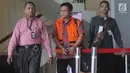 Hakim Pengadilan Negeri Semarang, Lasito (rompi oranye) menuju mobil tahanan usai diperiksa di gedung KPK, Jakarta, Selasa (26/3). Lasito ditahan usai menjalani pemeriksaan sebagai tersangka dugaan suap putusan praperadilan Bupati Jepara Ahmad Marzuqi. (merdeka.com/Dwi Narwoko)