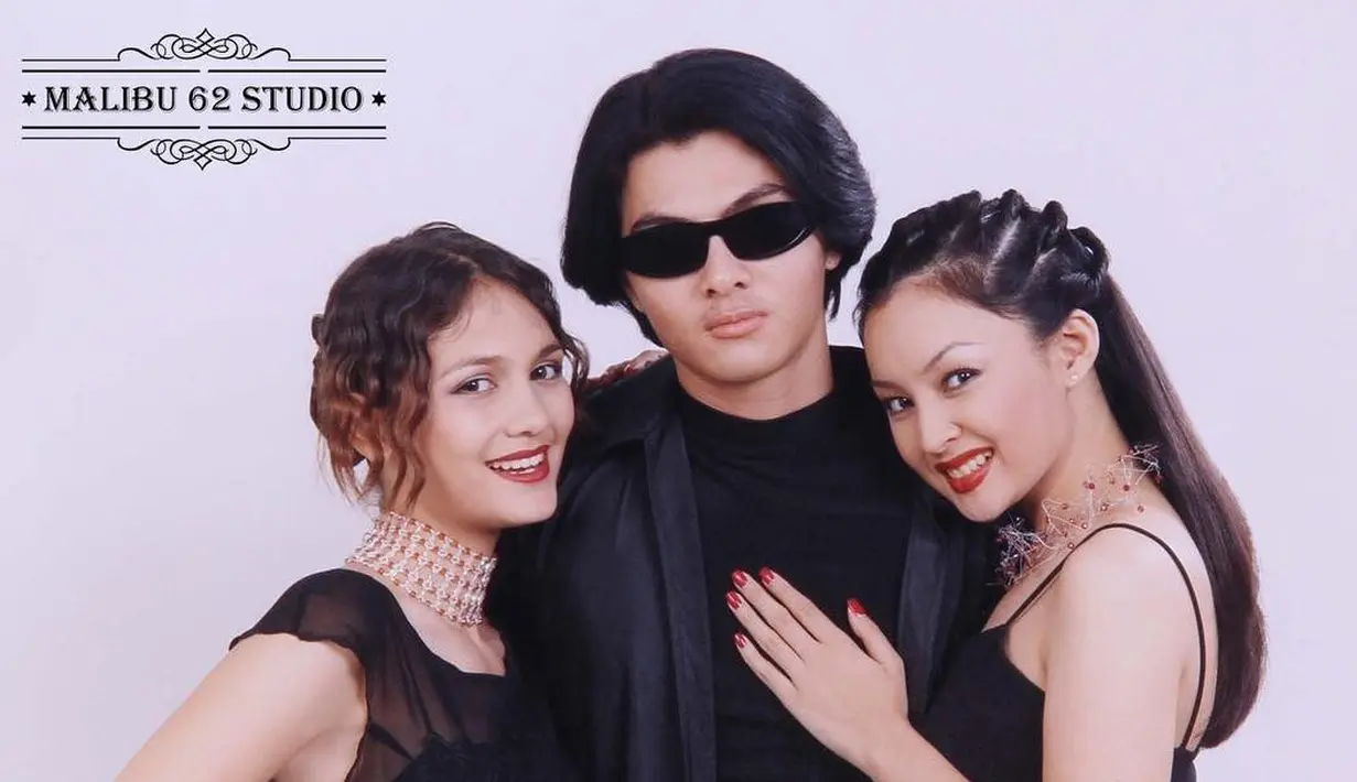Ini adalah foto jadul dari Luna Maya, Putri Patricia, dan Roy Djordy. Mereka terlihat kompak dengan mengenakan busana berwarna hitam. (Foto: instagram.com/malibu62studio)