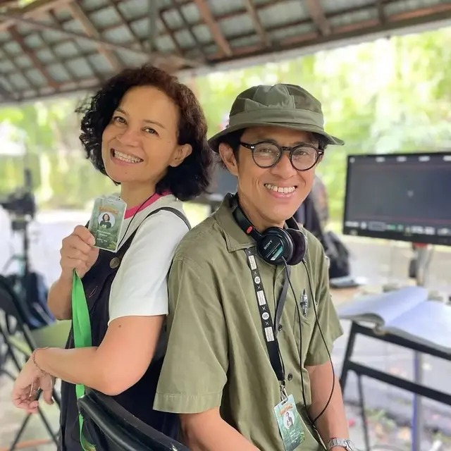 Mira Lesmana dan Riri Riza di lokasi syuting Petualangan Sherina 2. (Foto: Dok. Instagram @milesfilms)