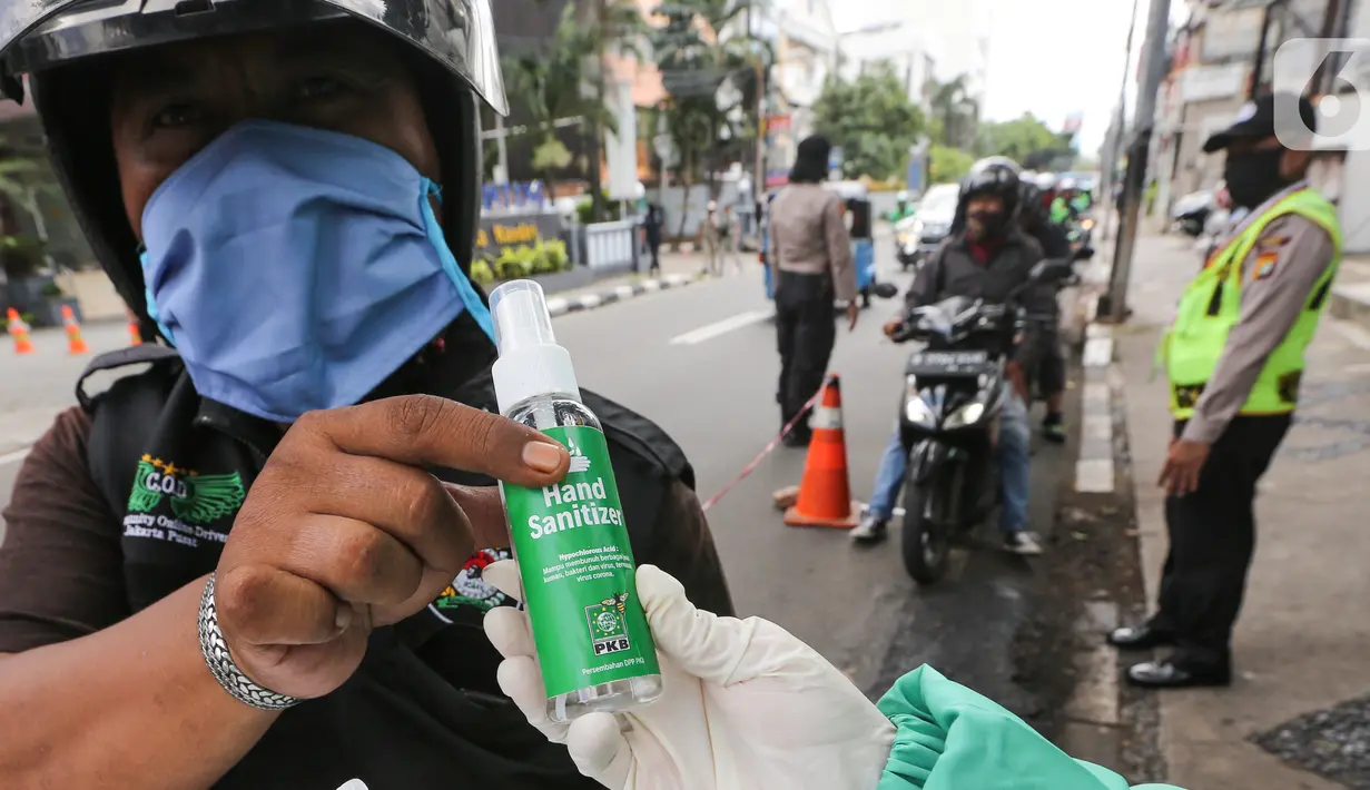 Ojek online (ojol) menerima bantuan hand sanitizer di kawasan Jalan Raden Saleh, Jakarta, Selasa (7/3/2020). Selain hand sanitizer, ojol juga menerima bingkisan makan siang dari DPP PKB kibat lesunya orderan selama pandemi corona Covid-19. (Liputan6.com/Fery Pradolo)