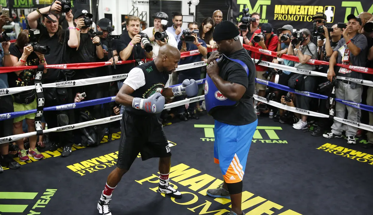 Jelang mega duel melawan Manny Pacquiao, Mayweather berlatih keras. (AP Photo/John Locher)