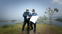 Gubernur Jawa Barat (Jabar) Ridwan Kamil meninjau lokasi yang akan menjadi landmark pariwisata kawasan Jatigede di Kabupaten Sumedang, Minggu (23/5/2021).  (Foto: Yogi P/Biro Adpim Jabar)