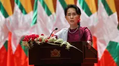 Penasihat Negara Myanmar Aung San Suu Kyi menyampaikan pidato nasional terkait Rohingya di Naypyidaw (19/9). Dalam pidatonya, ia menjelaskan bahwa Pemerintah Myanmar tidak lari dari tanggung jawab. (AFP Photo/Ye Aung Thu)