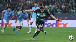 Pemain Sporting CP,  Viktor Gyokeres mencetak gol melalui tendangan penalti ke gawang Manchester City pada laga Liga Champions 2024/2025 di Jose Alvalade, Lisbon, Portugal, Rabu (06/11/2024) WIB. (AFP/Filipe Amorim)