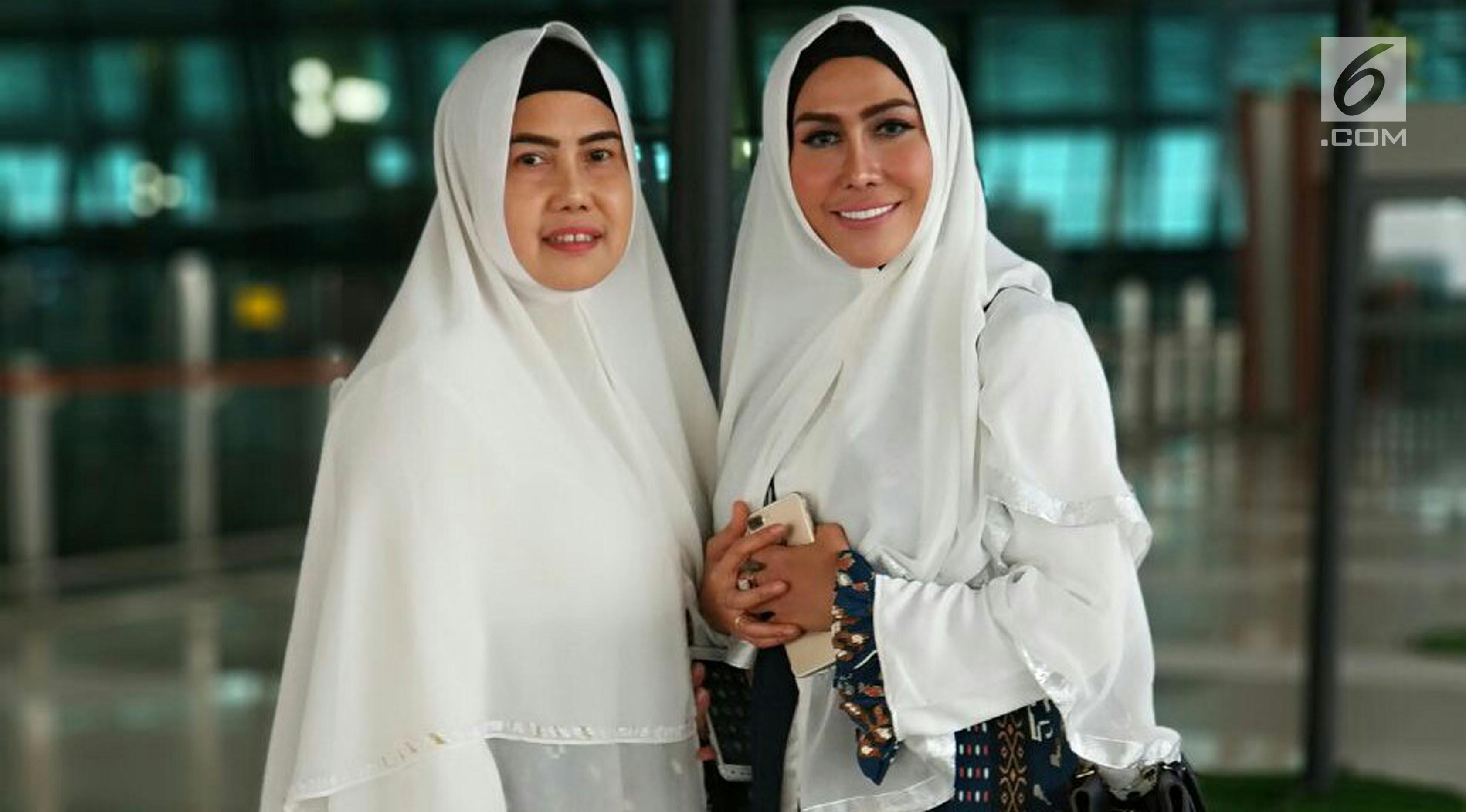 Ratu Meta bersama ibunda, saat hendak bertolak ke Tanah Suci untuk beribadah umrah. (Sapto Purnomo/Liputan6.com)