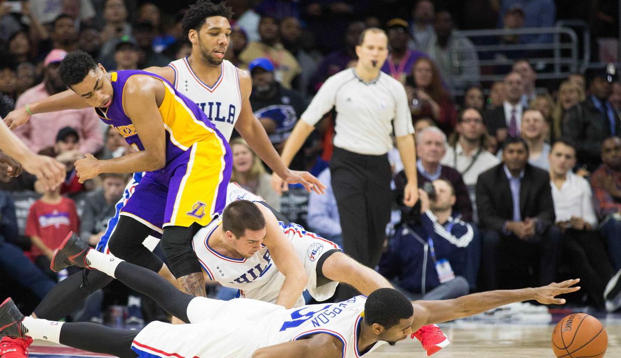 Pemain Philadelphia, Hollis Thompson (bawah) berduel dengan pemain Los Angeles Lakers, D'Angelo Russell (kiri)  pada laga NBA di Wells Fargo Center, Philadelphia, Selasa (1/12/2015). (Reuters/Bill Streicher-USA TODAY Sports)