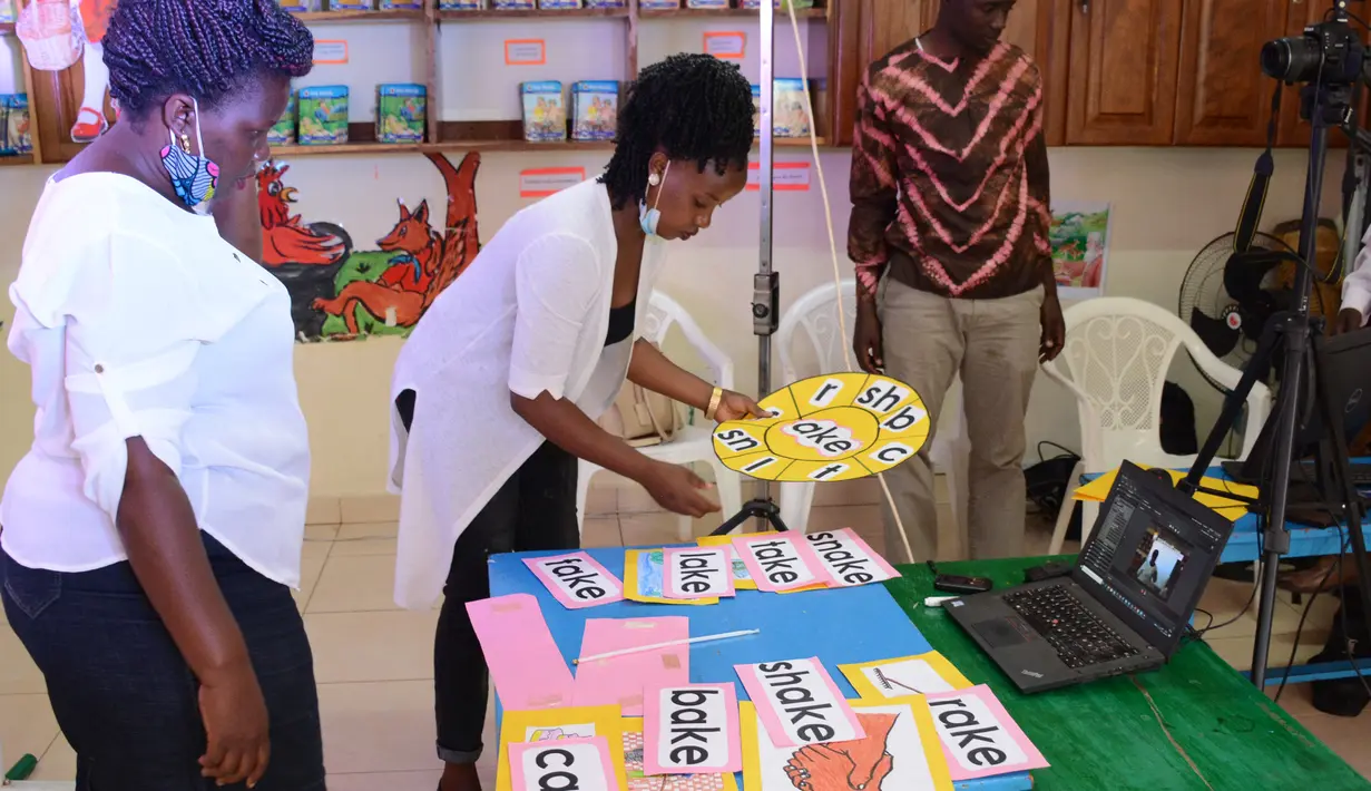 Para guru taman kanak-kanak mempersiapkan bahan ajar selama kelas daring di Kampala, ibu kota Uganda, pada 22 Agustus 2020. Sebagai langkah untuk membatasi penyebaran COVID-19, sekolah-sekolah di negara Afrika timur itu mulai menawarkan kelas daring. (Xinhua/Nicholas Kajoba)