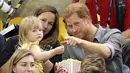 Pangeran Harry saat bercengkrama dengan Emily saat menyaksikan Invictus Games 2017 di Toronto, Kanada, Rabu (27/9). Aksi tersebut menjadi viral lantaran banyak yang gemas melihat interaksi Pangeran Harry dengan Emily. (CHRIS JACKSON/GETTY IMAGES/AFP)