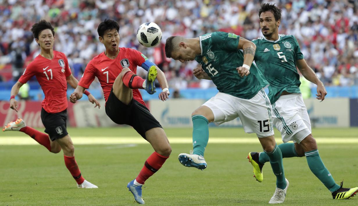 Pemain Korea Selatan, Son Heung-min (2kiri) mencoba menghalau bola dari sundulan pemain Jerman, Niklas Suele pada laga grup F Piala Dunia 2018 di Kazan Arena, Kazan, Rusia, (27/6/2018). Korea menang atas Jerman 2-0. (AP/Lee Jin-man)