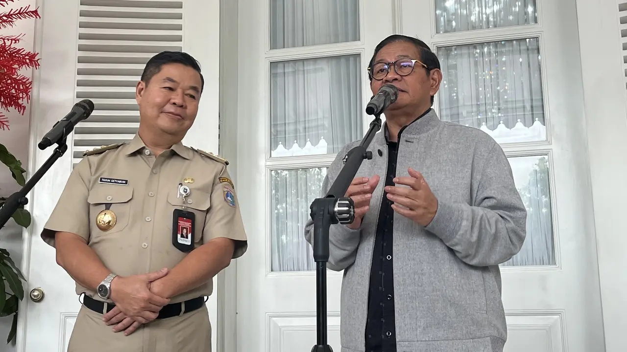 Gubernur Jakarta terpilih Pramono Anung bertemu Penjabat (Pj) Gubernur Jakarta Teguh Setyabudi di Balai Kota Jakarta, Selasa (4/2/2025).