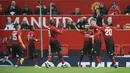 Para pemain Manchester United merayakan gol yang dicetak oleh Juan Mata ke gawang Reading pada laga Piala FA di Stadion Old Trafford, Sabtu (5/1). Manchester United menang 2-0 atas Reading. (AP/Rui Vieira)