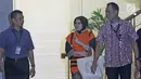 Tersangka Hakim Pengadilan Negeri Tangerang, Wahyu Widya Nurfitri kenakan rompi oranye setelah diperiksa di gedung KPK, Jakarta, Selasa (13/3). Wahyu menerima suap Rp 30 juta terkait pengurusan perkara perdata wanprestasi. (Liputan6.com/Herman Zakharia)