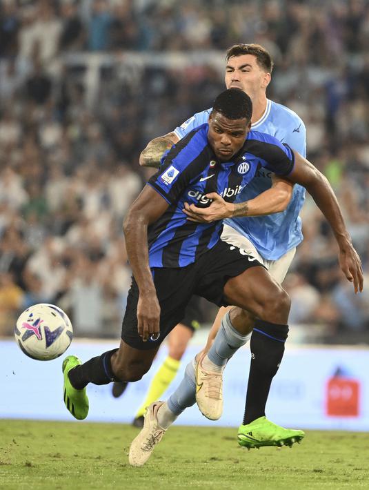 Bek Inter Milan Denzel Dumfries berebut bola dengan bek Lazio Alessio Romagnoli pada pekan ketiga Serie A 2022/2023 di Stadio Olimpico, Roma, Sabtu (27/8/2022) dini hari WIB. Lazio mampu memberikan kekalahan perdana untuk Inter Milan usai menang 3-1. (Alfredo Falcone/LaPresse via AP)