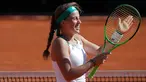 Petenis Latvia, Jelena Ostapenko tersenyum usai mengalahkan Timea Bacsinszky dari Swiss pada semifinal turnamen tenis Prancis Terbuka di stadion Roland Garros, Paris (8/6). Ostapenko menumbangkan Bacsinszky 7-6 (7/4), 3-6, 6-3. (AP Photo/Michel Euler)