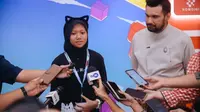 Pengembang game muda Adelia Misha didampingi Presiden Asosiasi Game Indonesia (AGI) Shafiq Husein memberikan keterangan kepada awak media usai acara Indonesia Game Developer eXchange (IGDX) Conference 2025 di The Stones Hotel, Bali. Foto: Komdigi