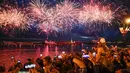 Kembang api menghiasi langit saat White Nights Festival di St.Petersburg, Rusia (24/6). Pada puncak acara, sebuah kapal besar dengan layar merah menyala menyusuri Sungai Neva dengan diiringi pertunjukan kembang api yang spektakuler. (AP/Dmitri Lovetsky)