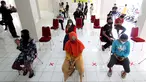 Warga antre untuk mengikuti tes swab antigen gratis di Tower Alamanda Apartemen Gading Nias Residence (GNR), Jakarta, Kamis (20/5/2021). Swab antigen untuk penghuni apartemen ditujukan untuk mereka yang telah kembali dari mudik sesuai dengan arahan pemerintah. (Liputan6.com/Fery Pradolo)