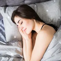 Ilustrasi perempuan yang sedang tidur nyenyak/copyright freepik.com/diana-grytsku