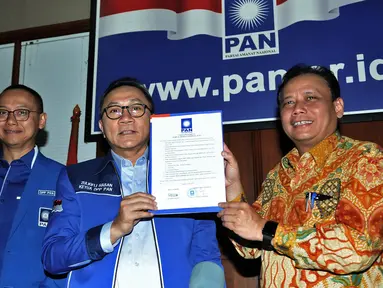Ketum PAN Zulkifli Hasan (dua kiri) foto bersama Ketua Bawaslu Abhan (dua kanan) di Kantor DPP PAN, Jakarta, Kamis (5/7). Bawaslu mengunjungi DPP PAN untuk mensosialisasikan pengawasan dan pencalonan Pileg dan Pilpres 2019. (Merdeka.com/Iqbal S. Nugroho)