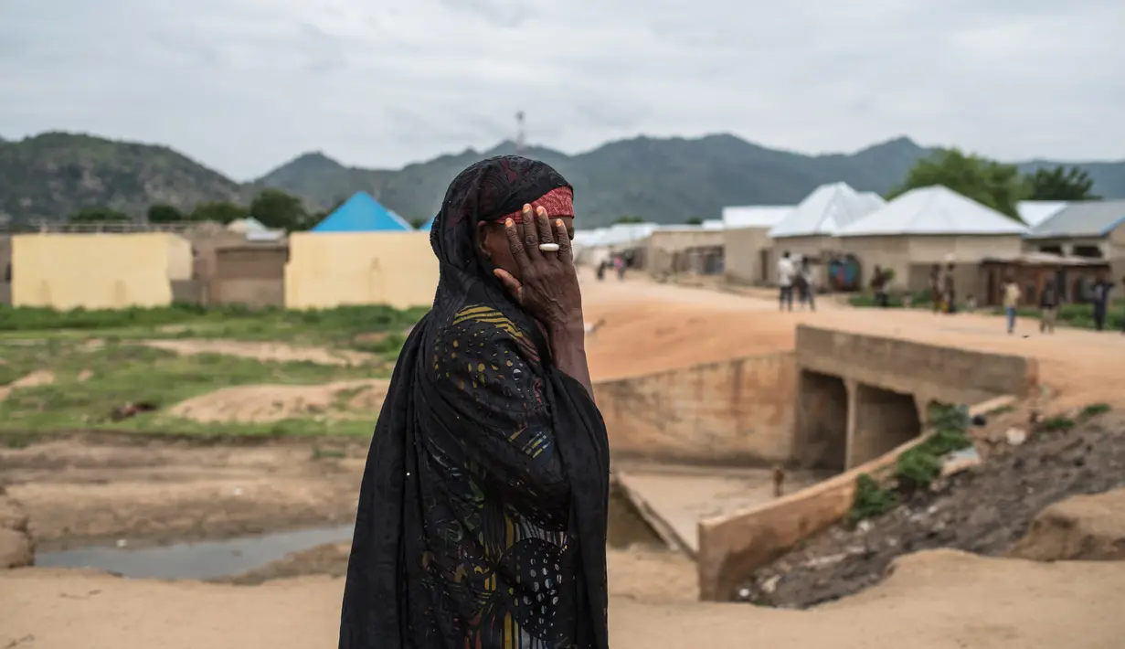 Seorang wanita berjalan di Gwoza, Nigeria timur laut, (1/8). Sedikitnya 20.000 orang tewas dan 2,6 juta lainnya mengungsi sejak kelompok garis keras Islam mulai melakukan pemberontakan di tahun 2009. (AFP Photo/Stefan Heunis)