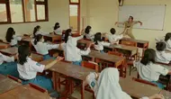 Guru seni tari di SMKN 12 Surabaya bernama Abing Santoso menari tarian kreasinya bersama para muridnya di kelas. Viralnya video Abing turut diapresiasi Menteri Nadiem Makarim. (Tangkapan Layar YouTube/Abing Tari (B_W))