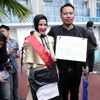 Lantas dari mana uang sebanyak itu? Menurut Vicky uang itu bukan seluruhnya ditanggungnya. Melainkan ada beberapa sponsor yang menanggung biaya pernikahannya. (Deki Prayoga/Bintang.com)