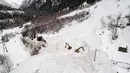 Ekskavator dikerahkan untuk memulihkan jalur kereta api antara Visp dan Taesch yang terputus akibat longsoran salju, Swiss, (10/1). Bencana tersebut menyebabkan terputusnya jalur kereta api dan seluruh akses menuju Zermatt. (AFP Photo/Fabrice Coffrini)