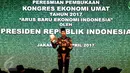Presiden Jokowi saat memberikan pidato Kongres Ekonomi Umat di Hotel Grand Sahid, Jakarta, Sabtu (22/4). Kongres ini digelar guna memberikan sumbangsih terhadap perekonomian di Tanah Air. (Biro Pers Istana)