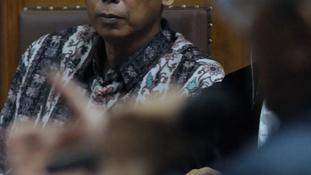 Banyak Menunduk, Dokter Bimanesh Dengarkan Keterangan Saksi