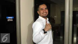Pedangdut Saipul Jamil saat tiba di KPK, Jakarta, Kamis (21/7). Saipul Jamil diperiksa sebagai saksi kasus dugaan suap kepada panitera PN Jakarta Utara terkait putusan perkaranya. (Liputan6.com/Helmi Afandi)