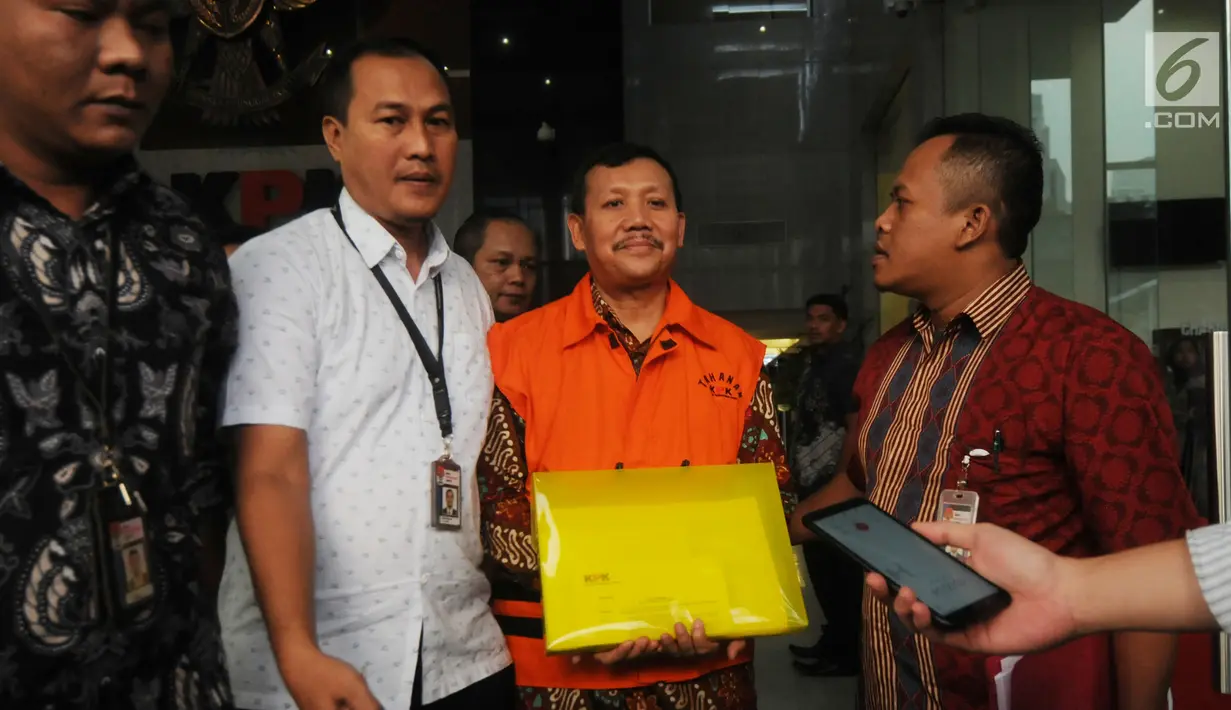 Sekda Jabar Iwa Karniwa memakai rompi tahanan usai diperiksa penyidik di Gedung KPK, Jakarta, Jumat (30/8/2019). Iwa Karniwa resmi ditahan untuk mempermudah pemeriksaan terkait dugaan menerima suap kasus pemberian izin proyek pembangunan Meikarta di Kabupaten Bekasi. (merdeka.com/Dwi Narwoko)