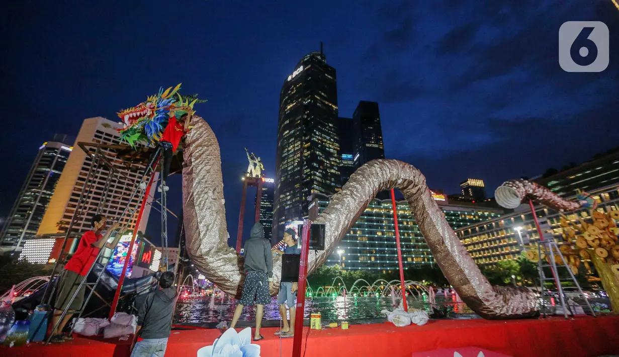 Salah satunya dengan pemasangan hiasan Naga di kawasan Bundaran HI Jakarta. (Liputan6.com/Angga Yuniar)