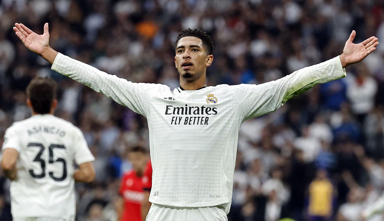Pemain Real Madrid, Jude Bellingham mreayakan golnya ke gawang Osasuna pada laga lanjutan Liga Spanyol 2024/2025 di Santiago Bernabeu, Madrid, Spanyol, Sabtu (09/11/2024) WIB. (AFP/Oscar Del Pozo)