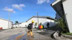 Aktivitas pekerja menyelesaikan Hunian Sementara (Huntara) di kawasan Kramat Raya, Senen, Jakarta Pusat, Jumat (24/4/2026). Progres pembangunan hunian sementara (Huntara) untuk relokasi warga bantaran rel Senen mencapai 95 persen. (Kapanlagi.com/Budy Santoso)