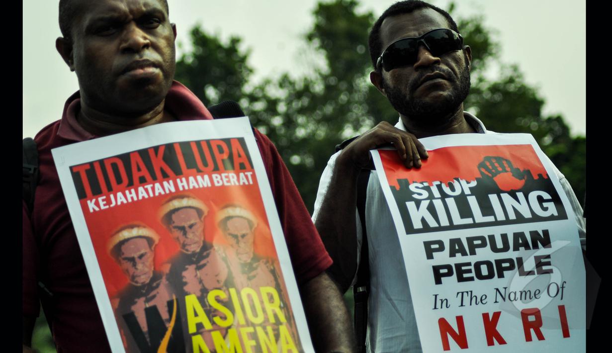 Sejumlah mahasiswa perwakilan Papua melakukan aksi solidaritas di depan Istana Merdeka, Jakarta, Selasa (31/3/2015). Mereka menolak pembangunan markas komando Brimob di Wamena. (Liputan6.com/Faizal Fanani) 