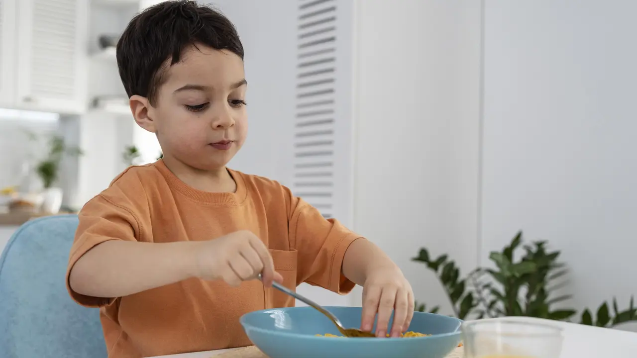 Ilustrasi anak makan