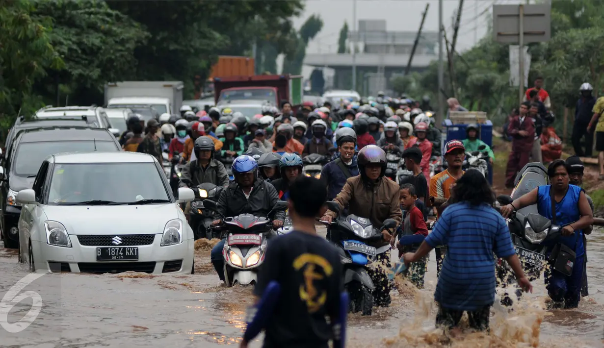 Sejumlah kendaraan bermotor berusaha menerobos banjir di Jalan Raya Kalimalang, Caman, Bekasi, Senin (20/2). Banjir setinggi 80 cm itu disebabkan drainase buruk dan diperparah tingginya intensitas curah hujan. (Liputan6.com/Gempur M Surya)
