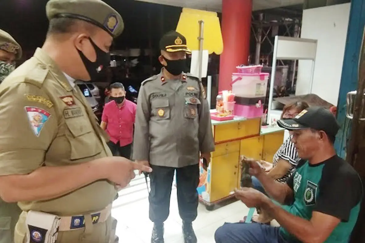 Polsek Matuari Polres Bitung berkolaborasi dengan Pemerintah Kota Bitung melakukan penertiban penggunaan masker terhadap warga.