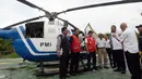 Petugas berbincang saat akan mendistribusikan bantuan untuk korban banjir bandang dan longsor di Desa Cileuksa, Sukajaya, Bogor, Jawa Barat, Senin (6/1/2019). PMI mengerahkan helikopter karena lokasi bencana tidak bisa dijangkau melalui jalur darat. (Liputan6.com/Tim Media JK)