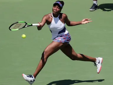 Unggulan delapan Venus Williams mengembalikan bola ke arah petenis Belanda, Kiki Bertens pada hari ketujuh turnamen Miami Terbuka di Crandon Park, Minggu (25/3).  Venus susah payah lolos ke babak 16 besar dengan skor 5-7, 6-3, 7-5. (AP/Lynne Sladky)
