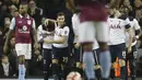 Para pemain Tottenham, Ben Davies (tengah) dan rekan-rekannya merayakan gol saat melawan Aston Villa pada laga FA Cup di White Hart Lane (8/1/2017). Tottenham menang 2-0.  (AP/Tim Ireland)