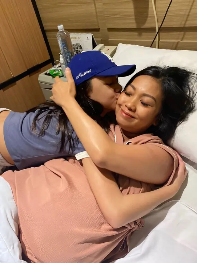 Lahirkan Anak Keempat di Usia 43 Tahun, Ini 6 Potret Haru Persalinan Nola B3